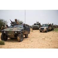 Des soldats maliens montés à bord de leurs pick-ups s'apprêtent à partir en mission aux côtés d'un véhicule blindé léger (VBL) du 4e régiment de chasseurs (RCh) à N'Daki, au Mali.