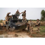 Des chasseurs du 7e bataillon de chasseurs alpins (BCA) désembourbent leur véhicule de l'avant blindé (VAB) à tourelle téléopérée (TOP) enfoncé dans le sol à N'Daki, au Mali.