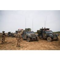 Des chasseurs du 7e bataillon de chasseurs alpins (BCA) remorquent leur véhicule de l'avant blindé (VAB) par deux petits véhicules protégés (PVP) et un véhicule de haute mobilité (VHM) à N'Daki, au Mali.