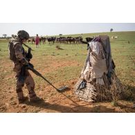 Un sapeur du 2e régiment étranger de génie (REG) effectue une vérification de non pollution (VNP) sur une zone de pâturage dans le secteur de N'Daki, au Mali.