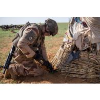 Un légionnaire du 2e régiment étranger de génie (REG) effectue une vérification de non pollution (VNP) en creusant le sol d'une zone de pâturage dans le secteur de N'Daki, au Mali.