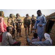 Des légionnaires du 2e régiment étranger de génie (REG) contrôlent l'identité d'habitants du secteur de N'Daki, au Mali.