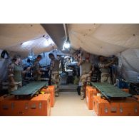 L'équipe du Service de santé des armées (SSA) installe leur module de chirurgie vitale (MCV) à Gossi, au Mali.