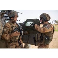 Le chef du peloton de reconnaissance et d'intervention (PRI) transmet ses consignes au chef de bord d'un véhicule blindé léger (VBL) dans le Gourma malien.