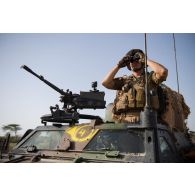 Un cavalier du 4e régiment de chasseurs (RCh) observe le terrain à bord de son véhicule blindé léger (VBL) dans le Gourma malien.