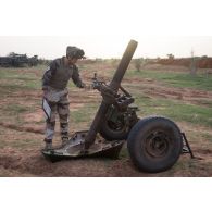 Un chef de pièce du 93e régiment d'artilleur de montagne (RAM) contrôle la mise en batterie de son mortier de 120 mm rayé tracté (MO 120 RT) à Gossi, au Mali.