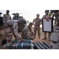 Un artilleur du 93e régiment d'artillerie de montagne (RAM) se procure un obus de 120 mm pour un tir de mortier à Gossi, au Mali.