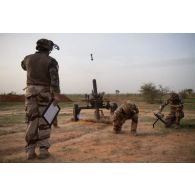 Des artilleurs du 93e régiment d'artillerie de montagne (RAM) effectuent un tir au mortier de 120 mm rayé tracté (MO 120 RT) à Gossi, au Mali.