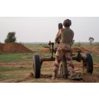 Un artilleur du 93e régiment d'artillerie de montagne (RAM) effectue les mesures de sécurité après un tir au mortier de 120 mm rayé tracté (MO 120 RT) à Gossi, au Mali.