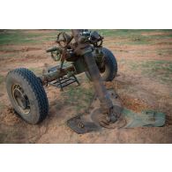 Mise en batterie d'un mortier de 120 mm rayé tracté (MO 120 RT) du 93e régiment d'artillerie de montagne (RAM) à Gossi, au Mali.