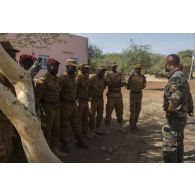Un instructeur des éléments français au Sénégal (EFS) encadre une formation de déminage auprès de stagiaires burkinabè à Dori, au Burkina Faso.