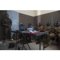 Un instructeur des éléments français au Sénégal (EFS) encadre une formation de déminage auprès de stagiaires burkinabè à Dori, au Burkina Faso.