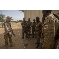 Des instructeurs des éléments français au Sénégal (EFS) encadrent une formation de déminage auprès de stagiaires burkinabè à Dori, au Burkina Faso.