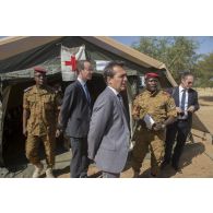 L'ambassadeur Xavier Lapeyre de Cabanes visite un module sanitaire burkinabè à Dori, au Burkina Faso.