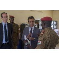 L'ambassadeur Xavier Lapeyre de Cabanes visite une infirmerie à Dori, au Burkina Faso.