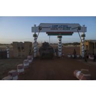 Un véhicule de l'avant blindé (VAB) des éléments français au Sénégal (EFS) quitte la caserne de Dori, au Burkina Faso.