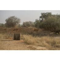 Installation des sanitaires sur une zone de bivouac à Ouallam, au Niger.