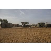 Installation d'une remorque douche RD3000 et d'une remorque laverie de campagne RLS 2000 sur une zone de bivouac à Ouallam, au Niger.
