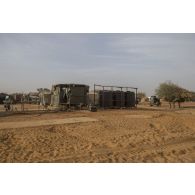 Installation d'une remorque douche RD3000 sur une zone de bivouac à Ouallam, au Niger.