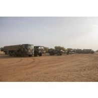 Un camion-citerne polyvalent de 10m3 (CCP10) et un camion TRM-10000 du Service des essences des armées (SEA) stationnent sur le parking des véhicules à Ouallam, au Niger.