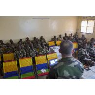 Un gendarme encadre des soldats nigériens pour une formation à Ouallam, au Niger.