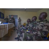 Des gendarmes encadrent des soldats nigériens pour une formation à Ouallam, au Niger.