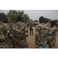 Un gendarme encadre des soldats nigériens pour une formation à Ouallam, au Niger.