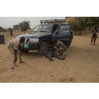 Des soldats nigériens portent secours à leur camarade blessé pour une formation à Ouallam, au Niger.