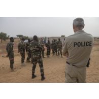 Des gendarmes encadrent la formation de soldats nigériens à Ouallam, au Niger.