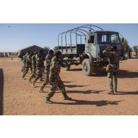 Des gendarmes nigériens suivent une instruction sur le tir au combat (ISTC) à Ouallam, au Niger.
