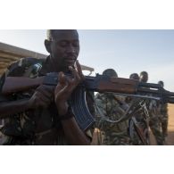 Un gendarme nigérien suit une instruction sur le tir au combat (ISTC) à Ouallam, au Niger.