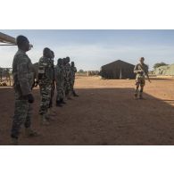 Des gendarmes nigériens suivent une instruction sur le tir au combat (ISTC) auprès d'un instructeur à Ouallam, au Niger.