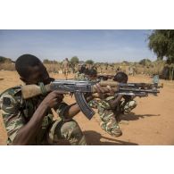 Des gendarmes nigériens suivent une instruction sur le tir au combat (ISTC) à Ouallam, au Niger.