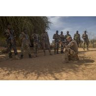 Des gendarmes nigériens suivent une instruction sur le tir au combat (ISTC) auprès d'un instructeur à Ouallam, au Niger.