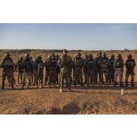 Un instructeur dirige un briefing auprès de gendarmes nigériens pour une instruction sur le tir au combat (ISTC) à Ouallam, au Niger.