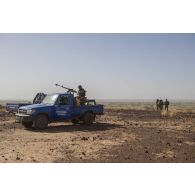 Des gendarmes nigériens sécurisent le périmètre d'une insturction à bord de leur pick-up à Ouallam, au Niger.