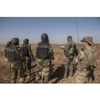 Des instructeurs encadrent une formation auprès de gendarmes nigériens à Ouallam, au Niger.
