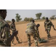 Des gendarmes nigériens mettent un batterie un mortier de 81 mm léger long renforcé (MO-81 LLR) auprès d'un instructeur à Ouallam, au Niger.