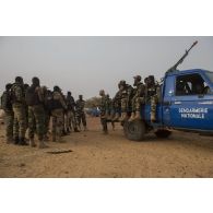 Un instructeur dirige un briefing auprès de gendarmes nigériens à Ouallam, au Niger.