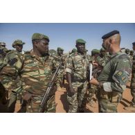 Un instructeur remet son diplôme à un gendarme nigérien à l'issue de sa formation à Ouallam, au Niger.