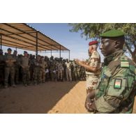 Les colonels Benoist Clément et Bachir Moussa dirigent une remise de diplôme auprès de gendarmes nigériens à l'issue de leur formation à Ouallam, au Niger.