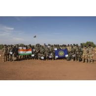 Portrait de groupe des instructeurs des éléments français au Sénégal (EFS) et des gendarmes nigériens à l'issue d'une formation à Ouallam, au Niger.