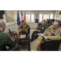 Le général Jean Rondel assiste à une réunion aux côtés du colonel Patrice Morand sur la base de Niamey, au Niger.