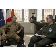 Le général Jean Rondel assiste à une réunion aux côtés du colonel Patrice Morand sur la base de Niamey, au Niger.