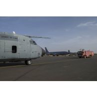 Des pompiers de l'air interviennent sur un avion Transall C-160 au moyen d'un véhicule mousse aéronautique Sides VMA 72 sur la base de Niamey, au Niger.