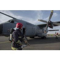 Des pompiers de l'air s'entrainent à étreindre un incendie à bord d'un avion Transall C-160 sur la base de Niamey, au Niger.