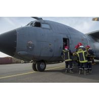Des pompiers de l'air s'entraînent à évacuer un pilote depuis le cockpit d'un avion Transall C-160 à Niamey, au Niger.