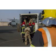 Des pompiers de l'air s'entraînent à évacuer un pilote à bord d'une ambulance à Niamey, au Niger.