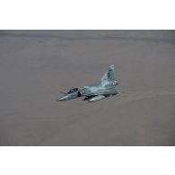Un avion Mirage 2000C de l'escadron de chasse 2/5 Île-de-France vole en formation au-dessus du Mali.