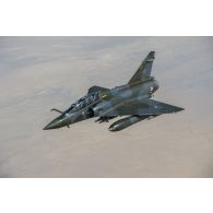 Un avion Mirage 2000D de l'escadron de chasse 3/3 Ardennes vole en formation au-dessus du Mali.
